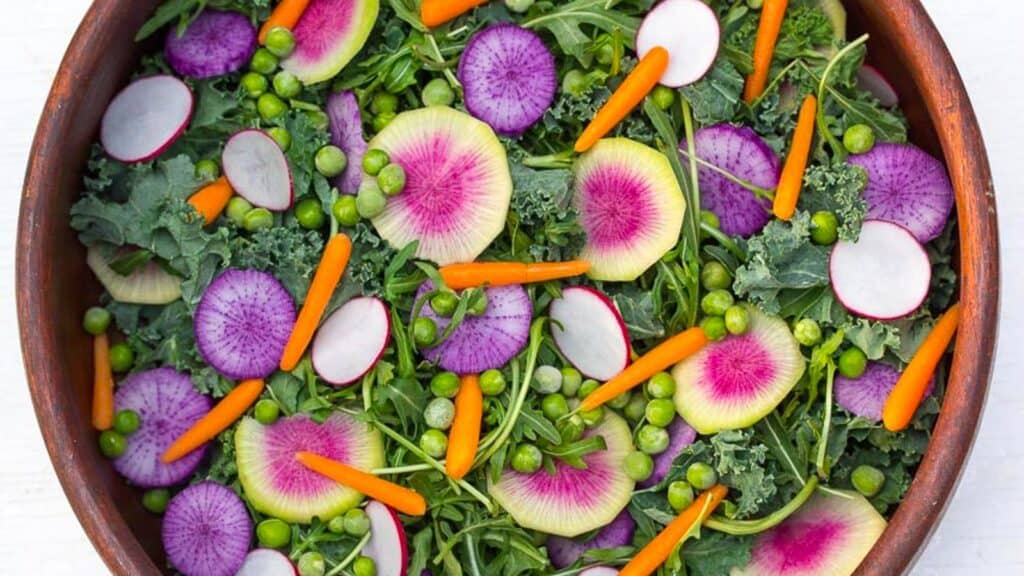 closeup-of-low-FODMAP-Greens-Salad-with-Radishes-Peas.