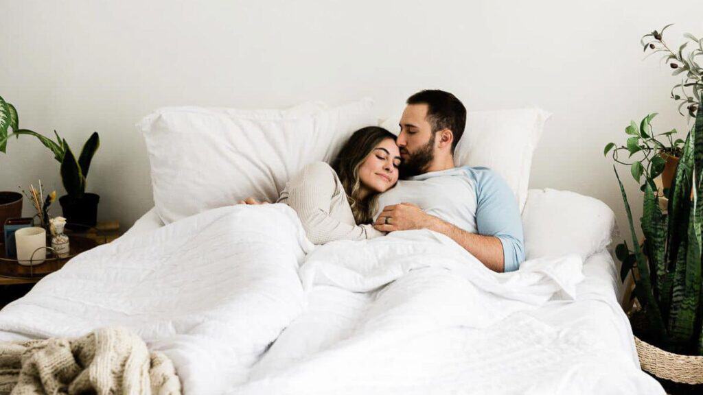 people-hugging-in-bed.