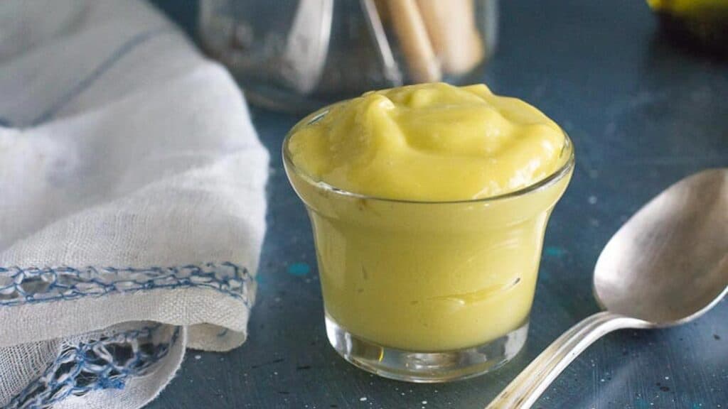 creamy-aioli-garlicky-mayonnaise-in-small-glass-bowl-with-spoon-2.