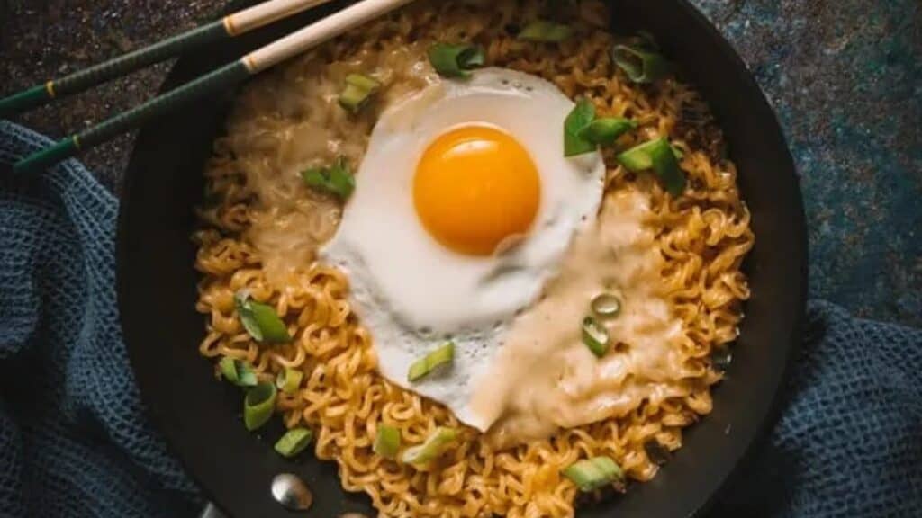 How-to-microwave-ramen-with-egg.jpg.