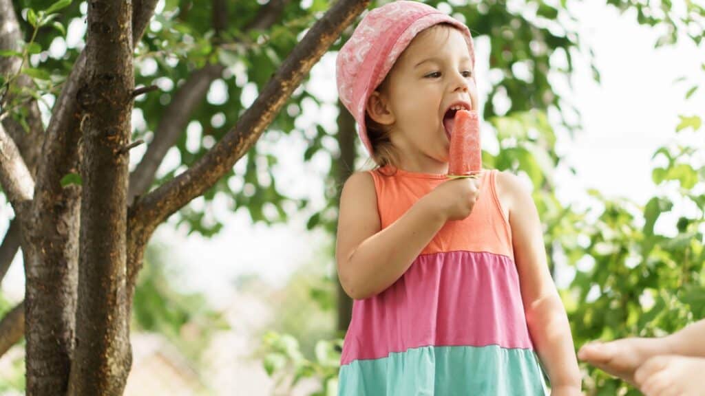 child kid eating popsicle.