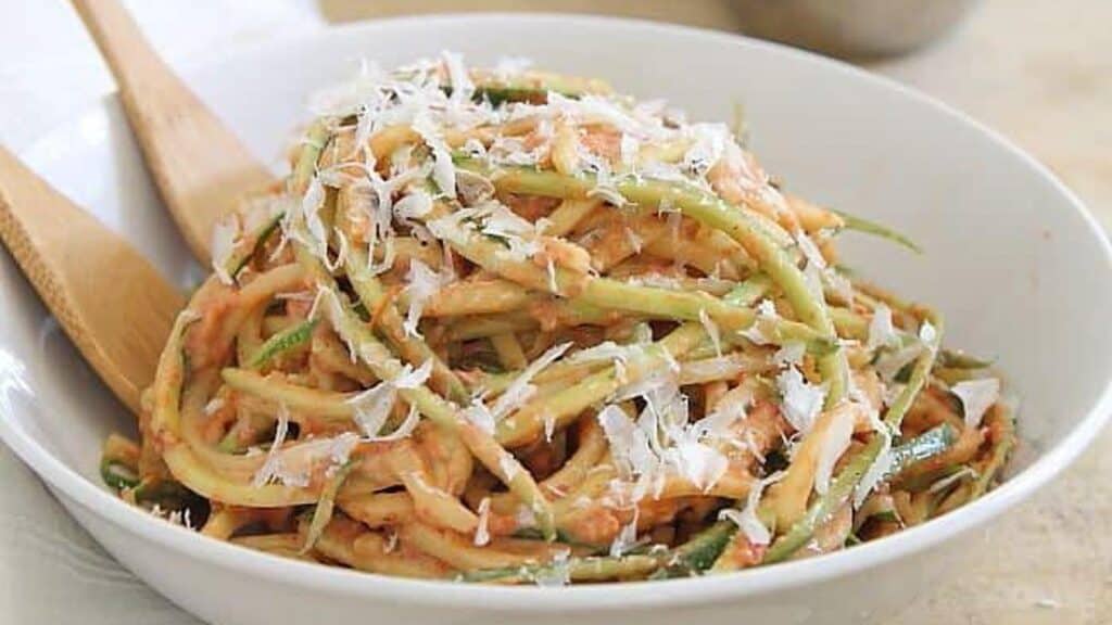 Zucchini-noodles-with-creamy-roasted-tomato-basil-sauce.