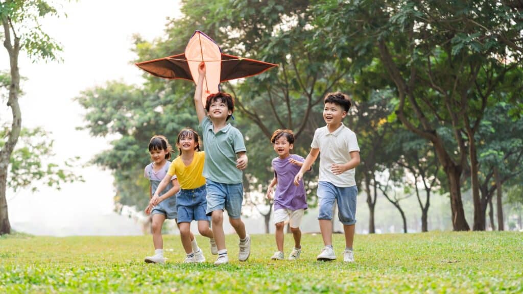 kids with kite.