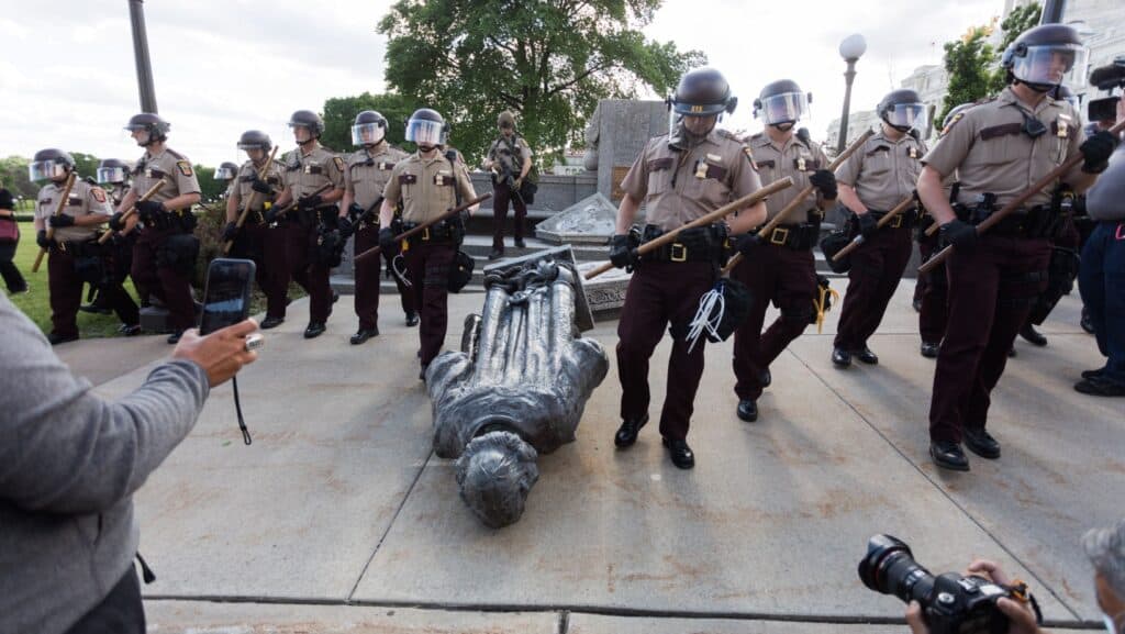 Toppling Columbus statue.