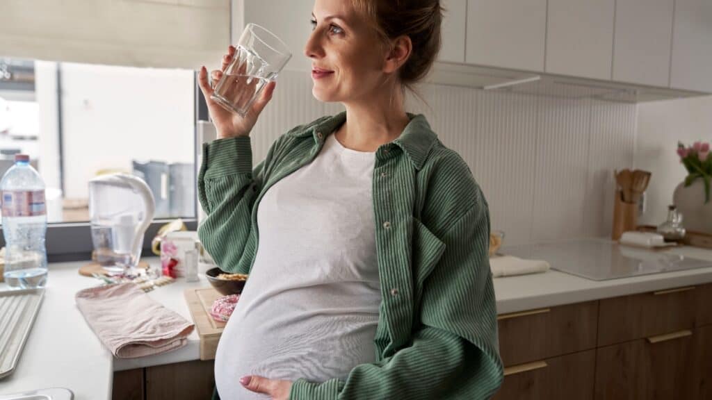 pregnant water drinking water.